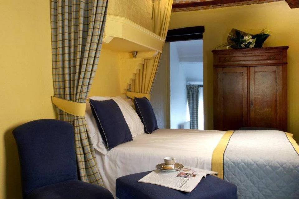 Chambre jaune avec lit double