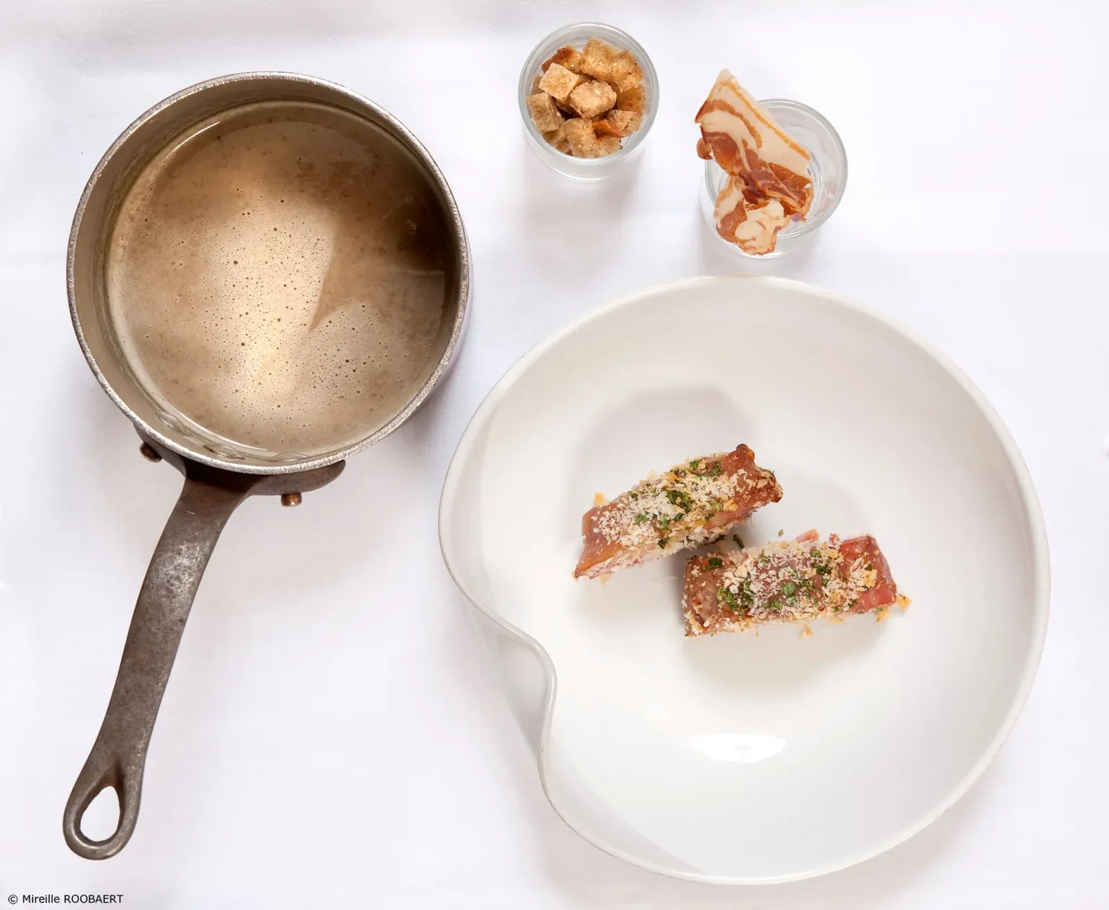 Assiette gastronomique et sa casserole en cuivre