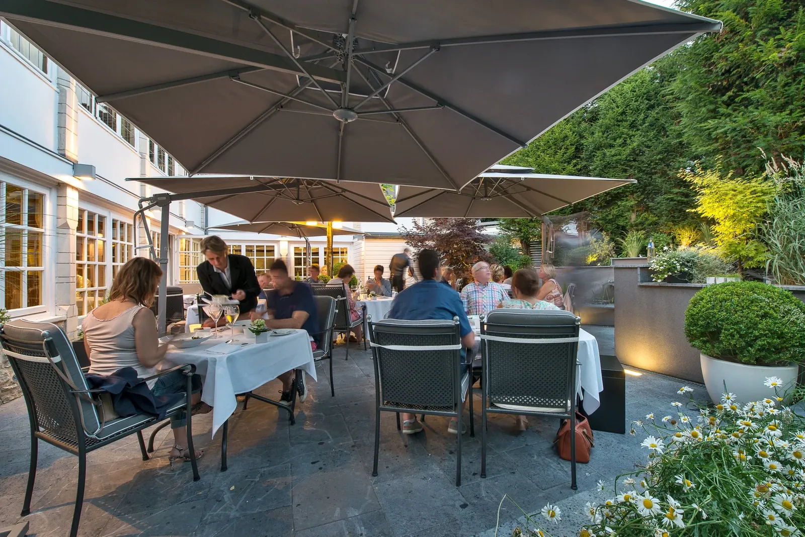 La terrasse du Prieuré en soirée